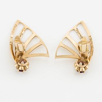 Örhängen, Elon Arenhill, ett par, 18K guld med röda fasettslipade stenar.