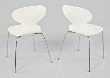 STOLAR, ett par, "Myran", Arne Jacobsen, Fritz Hansen, 1900-talets andra hälft.