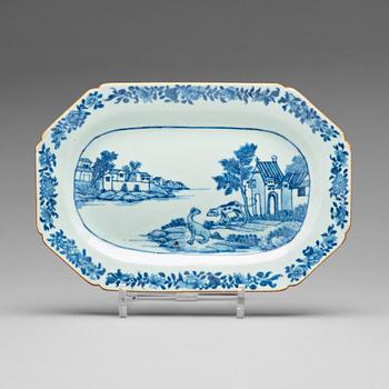 822. A blue and white serving dish, Qing dynasty, Qianlong (1736-95).