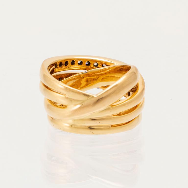 An 18K gold ring set with round brilliant-cut diamonds.