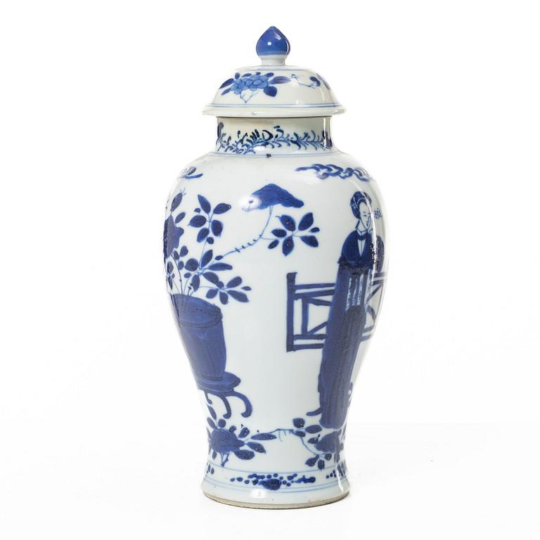 A Chinese blue and white porcelain vase with cover, Qing dynasty, Kangxi (1662-1722).