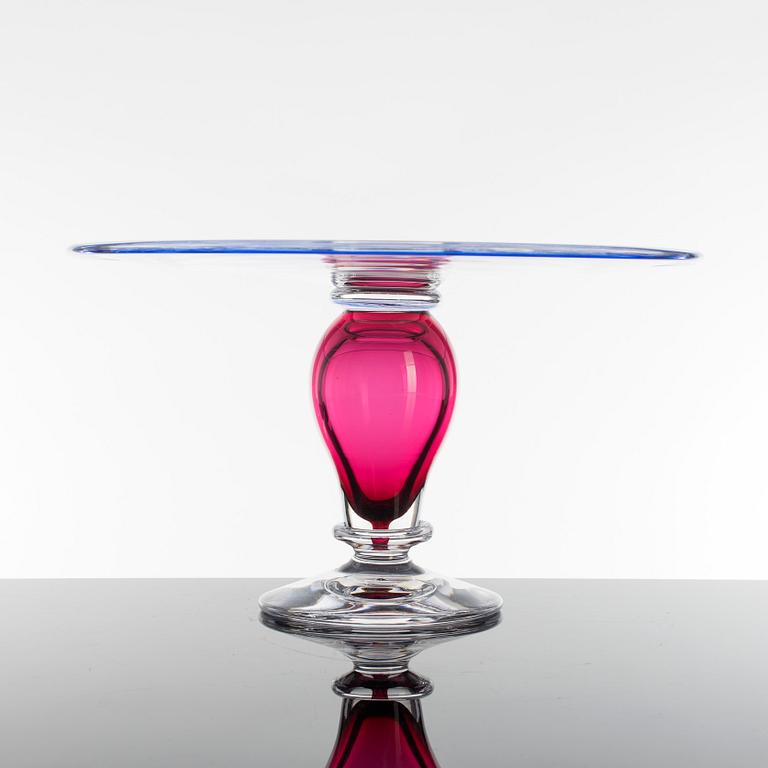 ANNA ÖRNBERG, skulptur, 2 delar, glas, Studioglas Strömbergshyttan, sign Anna Örnberg o märkta UNIK. Tårta daterad 2005.