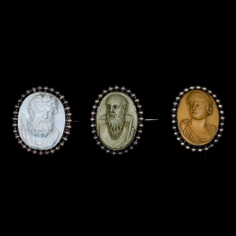 COLLIER OCH BROSCHER, 4 delar, lavacaméer och silver, Johan Erik Sundström, Stockholm, 1831.