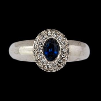 RING, 18k vitguld med fasettslipad blå safir samt små briljantslipade diamanter tot 0.34 ct. Engelbert. Vikt 7 g.