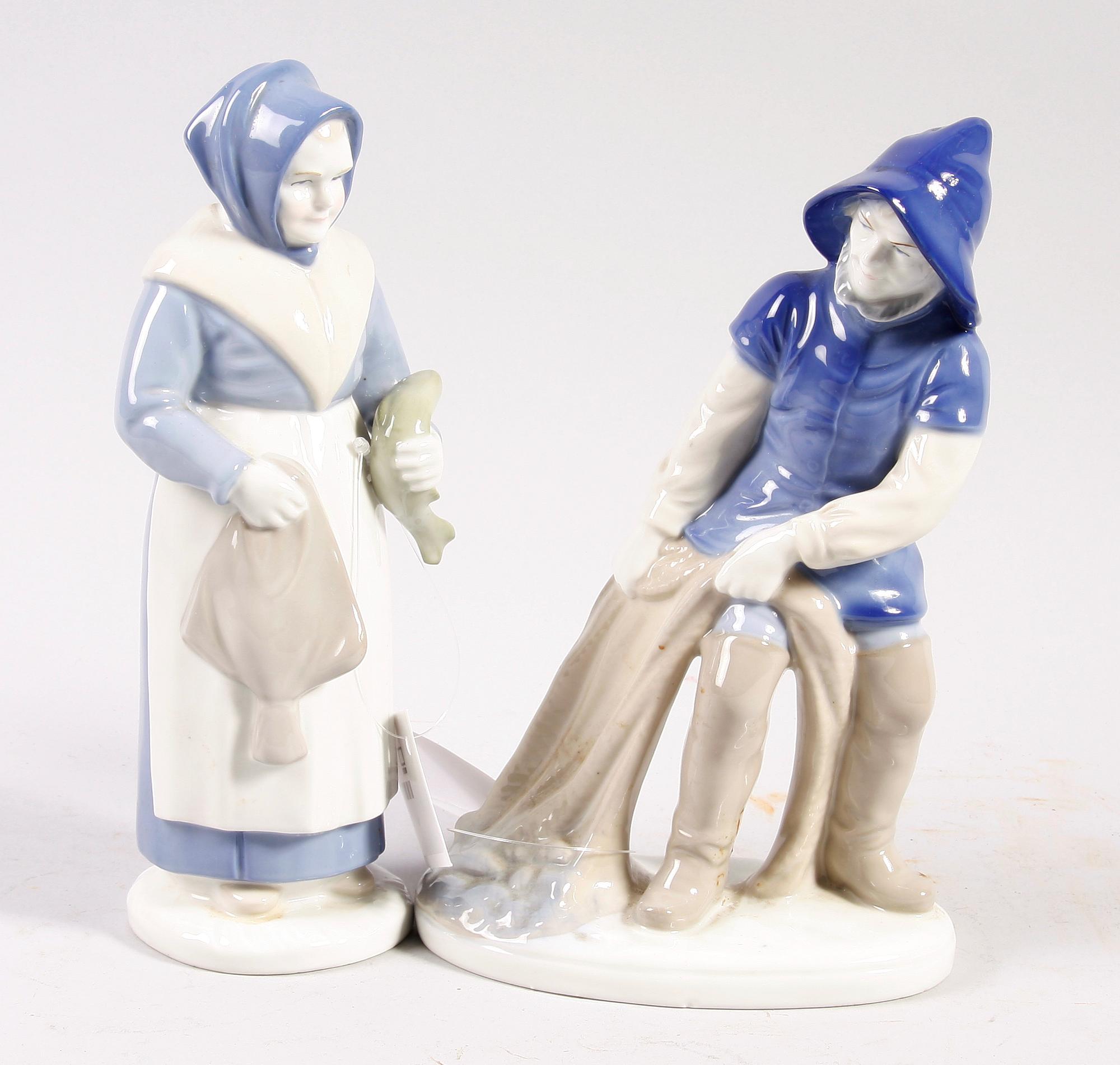 FIGURINER, ett par. Porslin.