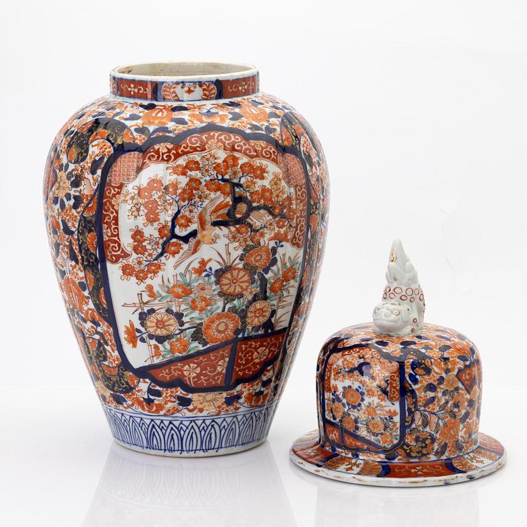 Lidded urn, Japan, 19th/20th century.