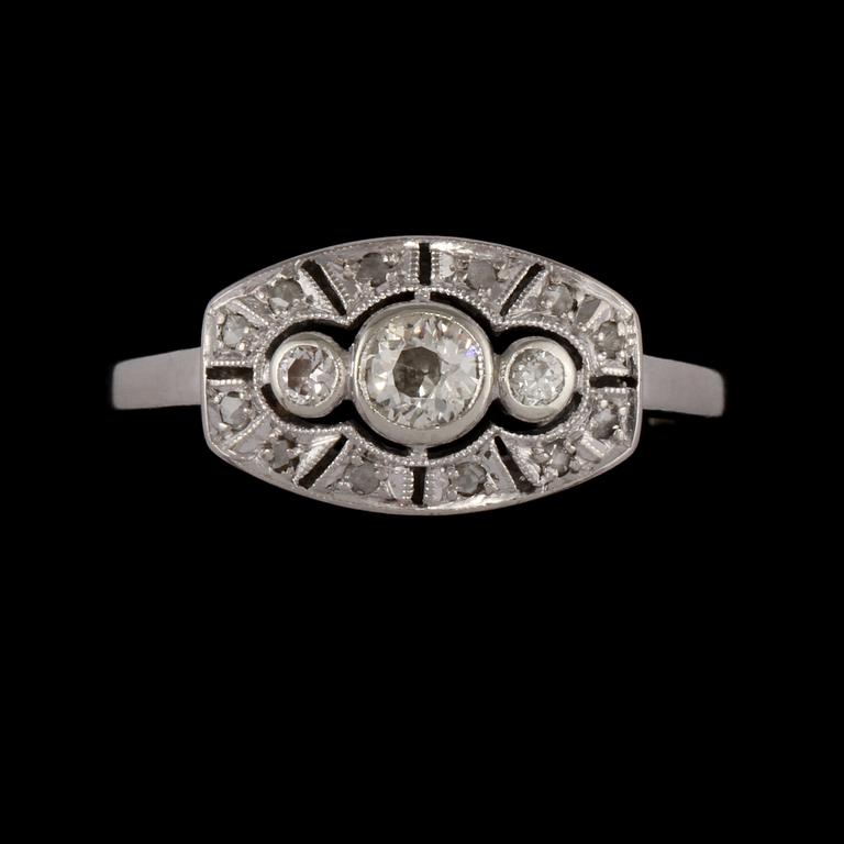 RING, 18k vitguld med 3 äldre briljantslipade samt 12 fastettslipade diamanter, 0.28 ct, S&K, Malmö,1945. Vikt 4 g.