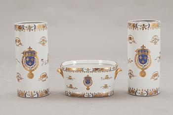 GOLVVASER, ett par samt JARDINIERE, porslin, 1900-talets andra hälft.