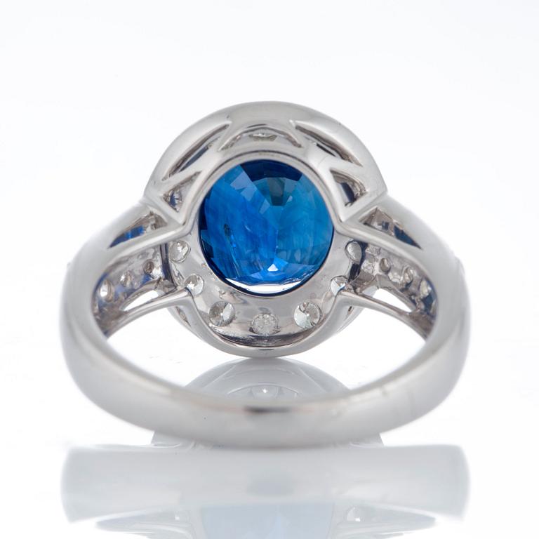 Ring med en fasettslipad safir 4.99 ct enligt uppgift och runda briljantslipade diamanter.