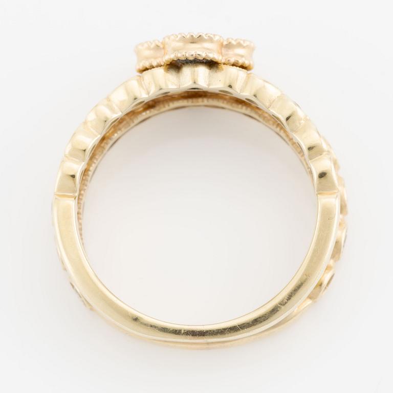 Ring, 14K gold with brilliant-cut diamonds.