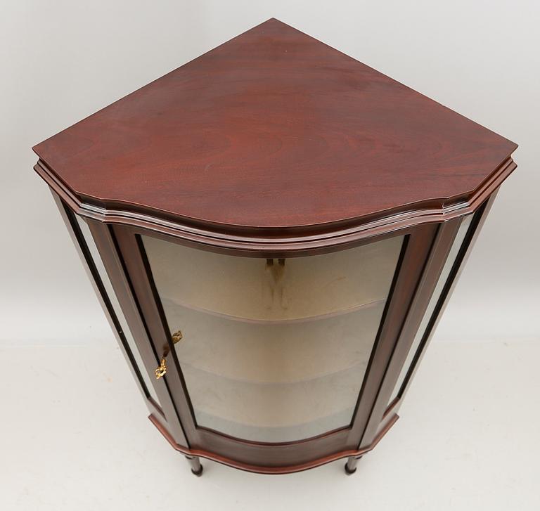 HÖRNVITRINSKÅP, 1900-talets andra hälft.