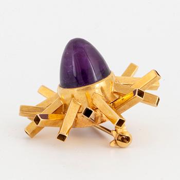 An 18K gold and cabochon-cut amethyst brooch by Engelbert.