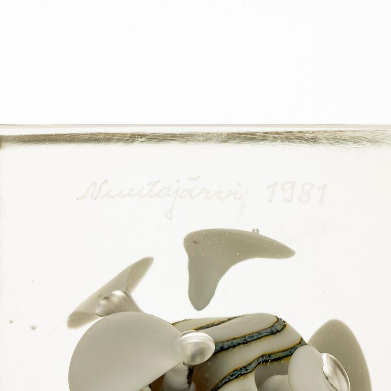 Oiva Toikka, årskub, signerad Oiva Toikka, Nuutajärvi 1981, numrerad 229/1000.