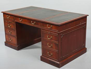 SKRIVBORD, engelsk stil, 1900-talets andra hälft.