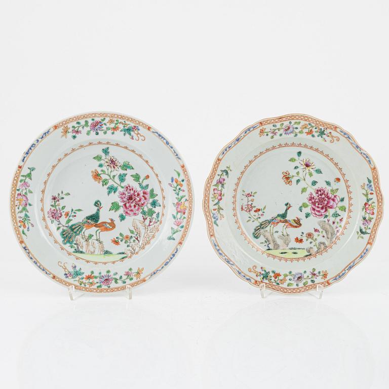 Tallrikar, tre stycken samt stekfat, kompaniporslin. Qingdynastin, Qianlong (1736-95).