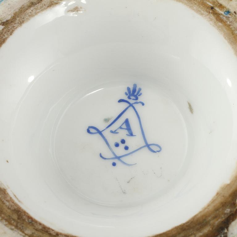 URNOR, ett par, porslin, Sevresliknande märkning, 1900-talets första hälft.