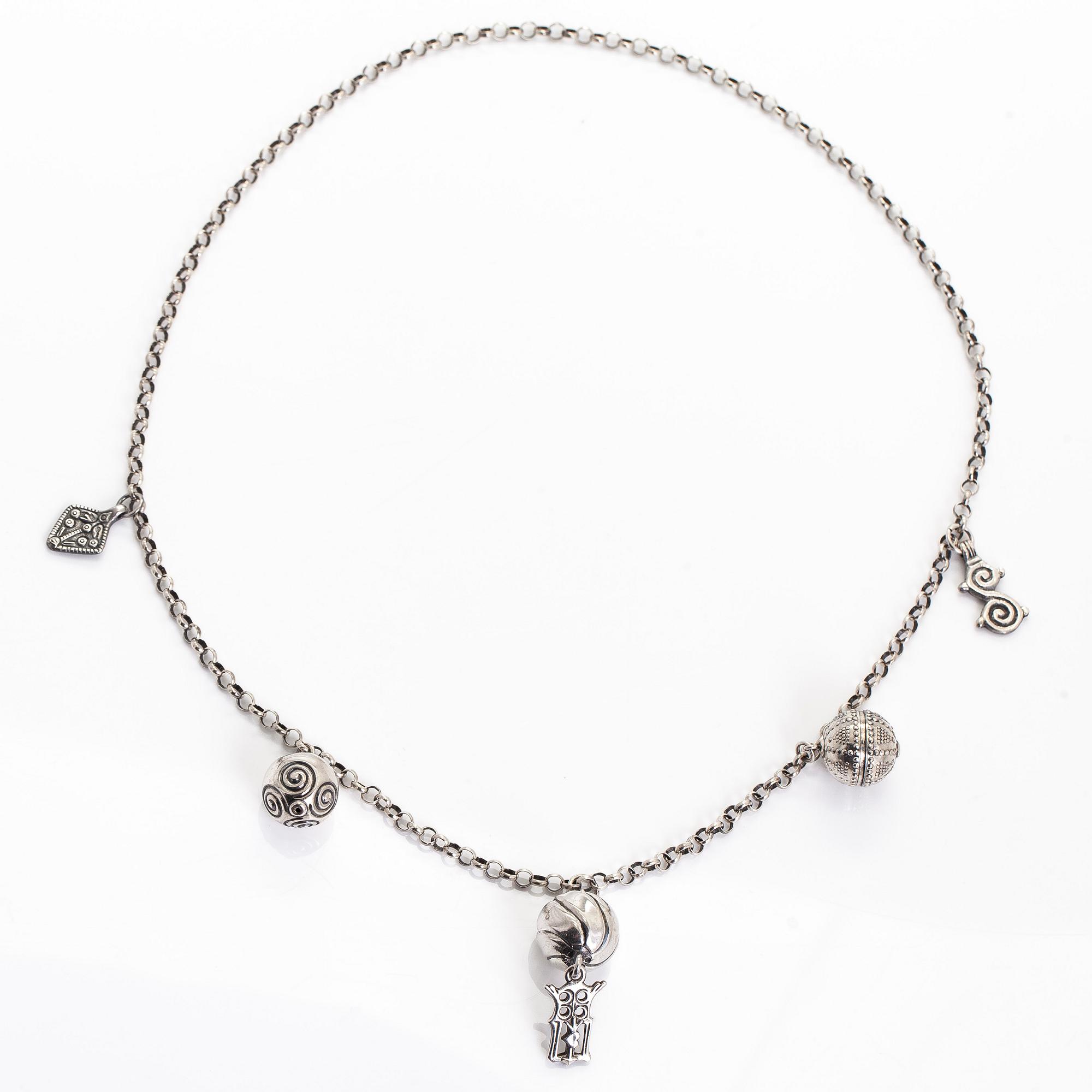 Kalevala Koru, kaulakoru, sterlinghopea. Helsinki 1970-luku.