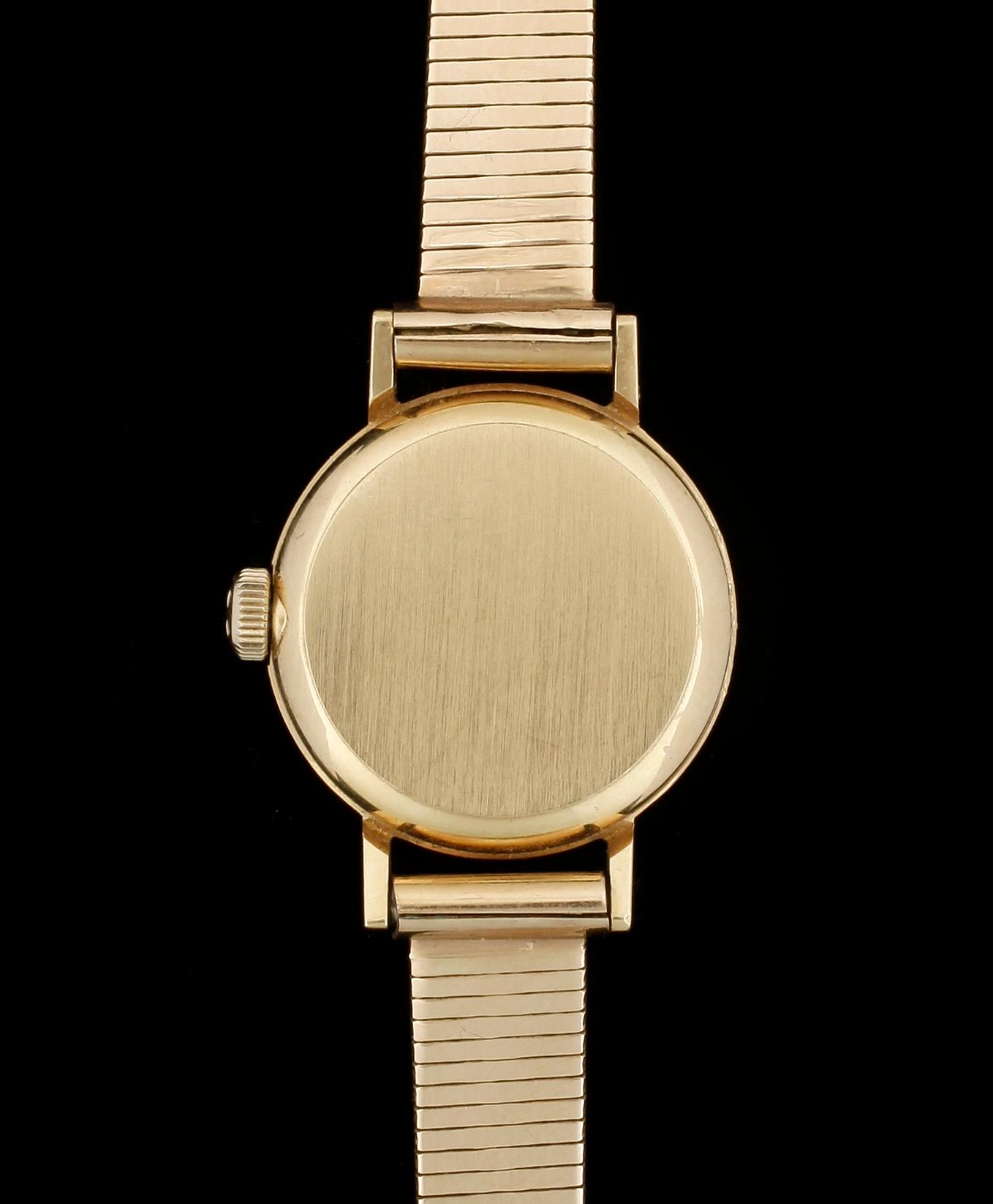 DAMARMBANDSUR, 18 k guld, Omega. omkr 1900-talets mitt. Total vikt ca 24 gram.