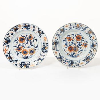 An imari cup with saucer and two dinner plates, Qing dynasty, Kangxi (1662-1722).