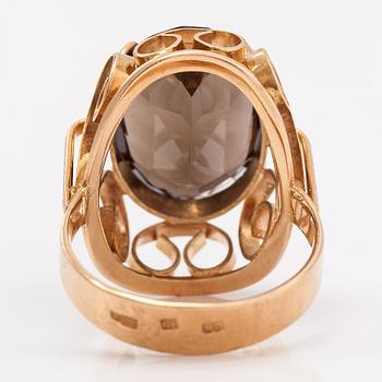 Sormus, 14K kultaa ja savukvartsi. Riika, 1900-luvun loppupuoli.