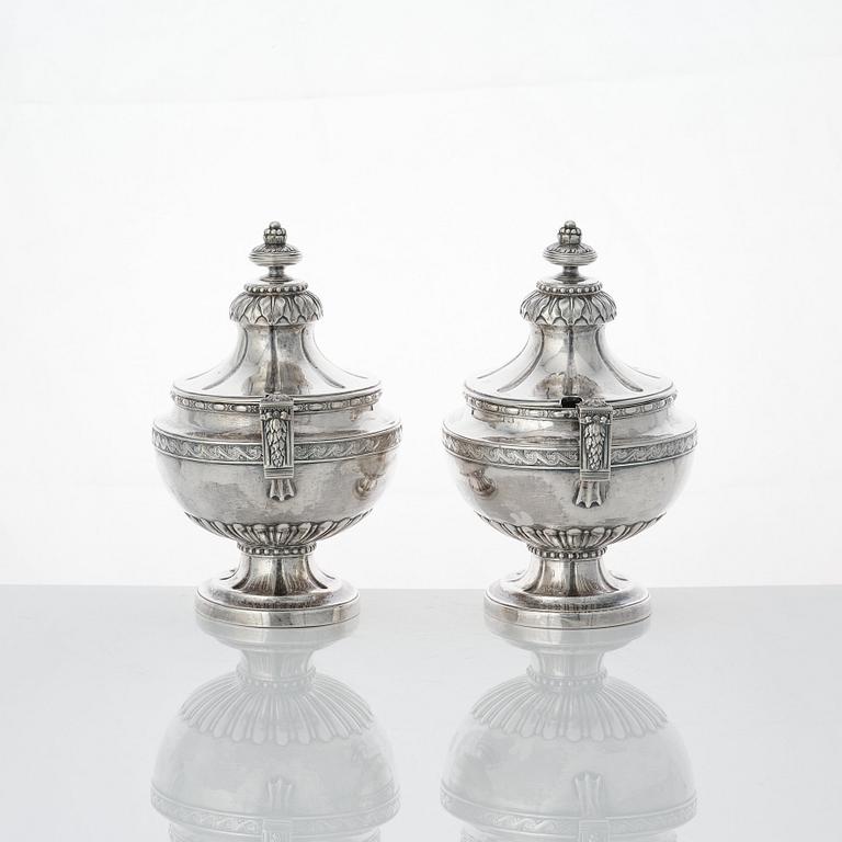 Arvid Floberg, såsterriner med lock och fat, ett par, silver, Stockholm 1780. Gustavianska.