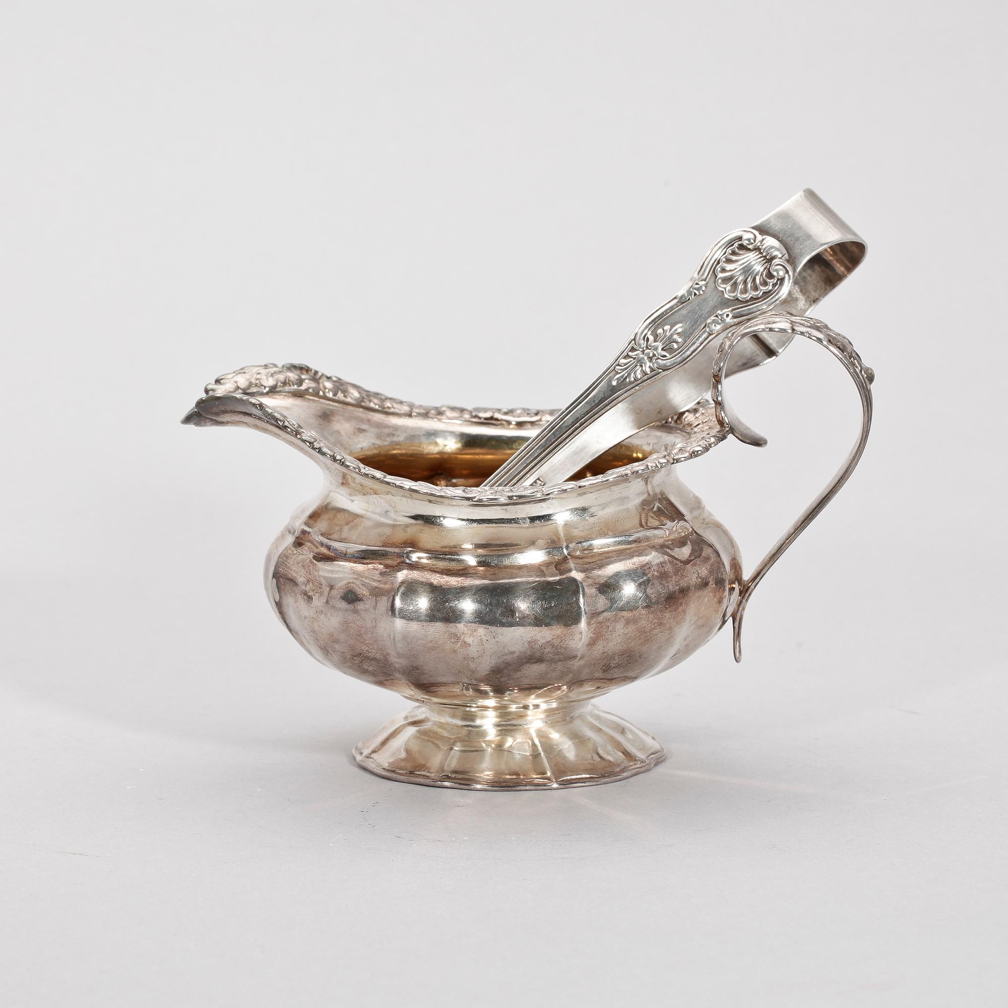 GRÄDDKANNA SAMT SOCKERTÅNG, silver, London England 1800-tal. Tot vikt ca 285 gram.