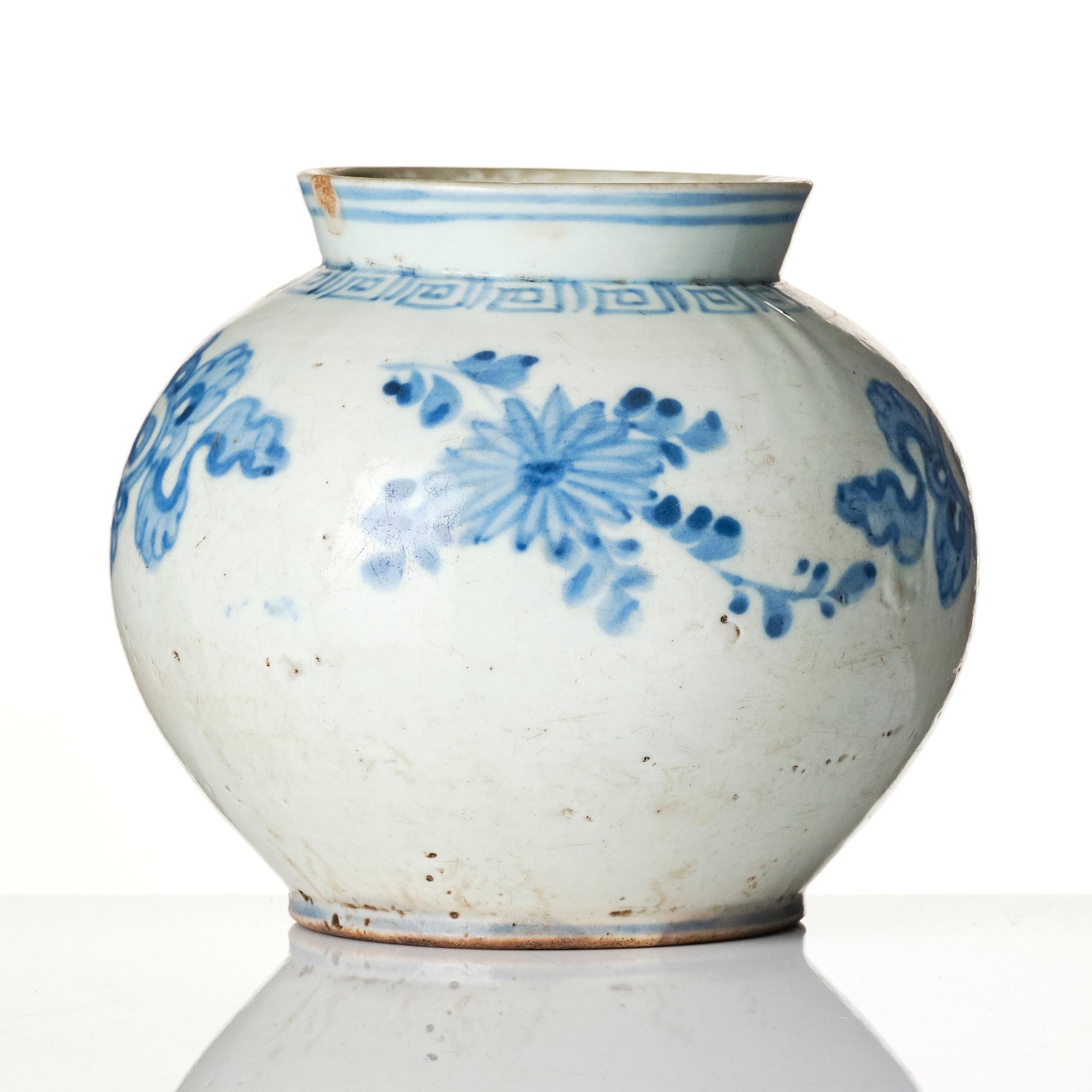 A blue and white Korean vase, Joseondynastin (1392–1897).