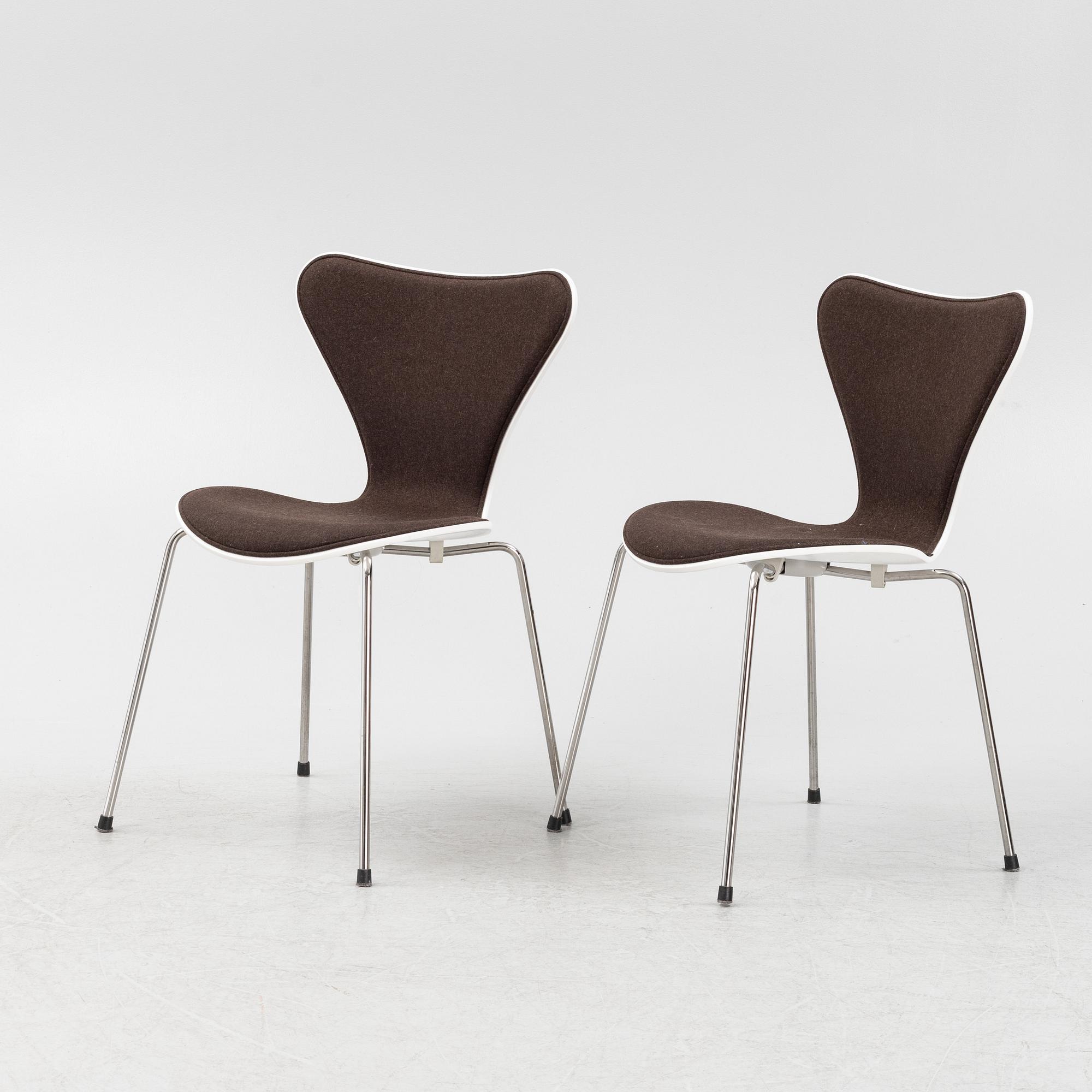 Arne Jacobsen, a set of six 'Series 7' chairs, Fritz Hansen 2013.