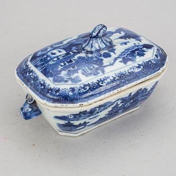 SMÖRTERRIN, porslin, Qingdynastin, Qianlong (1736-95).