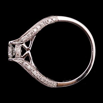 RING, 14 k vitguld, med briljantslipade diamanter tot ca 1.0 ct. Total vikt ca 4,8 gram.
