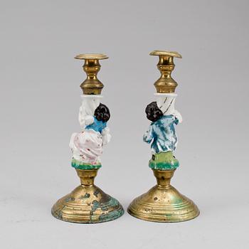 LJUSSTAKAR, ett par, porslin samt mässing, England, 1800-tal.