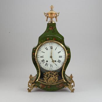 A rokoko style table clock. Pendulum and two keys. 19/20th century.