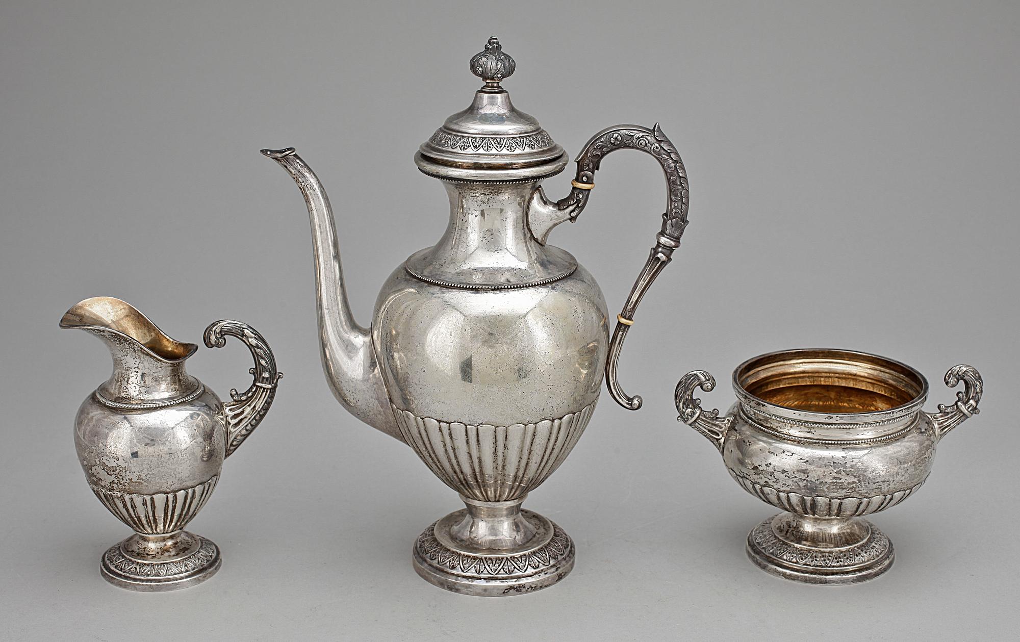 KAFFESERVIS, 3 delar, silver, nyrokoko, C.G. Hallberg, Stockholm 1889. Tot vikt ca 1220 g.