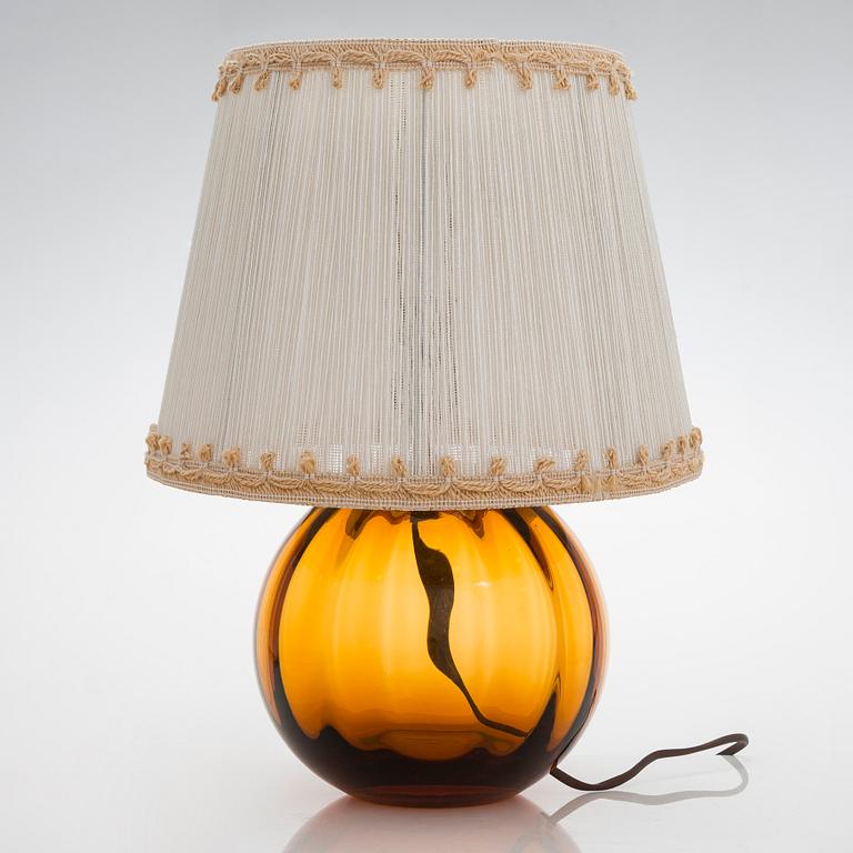 A 1930s-40s model 12501 table lamp, manufacturer Kauklahden Lasitehdas, Finland.