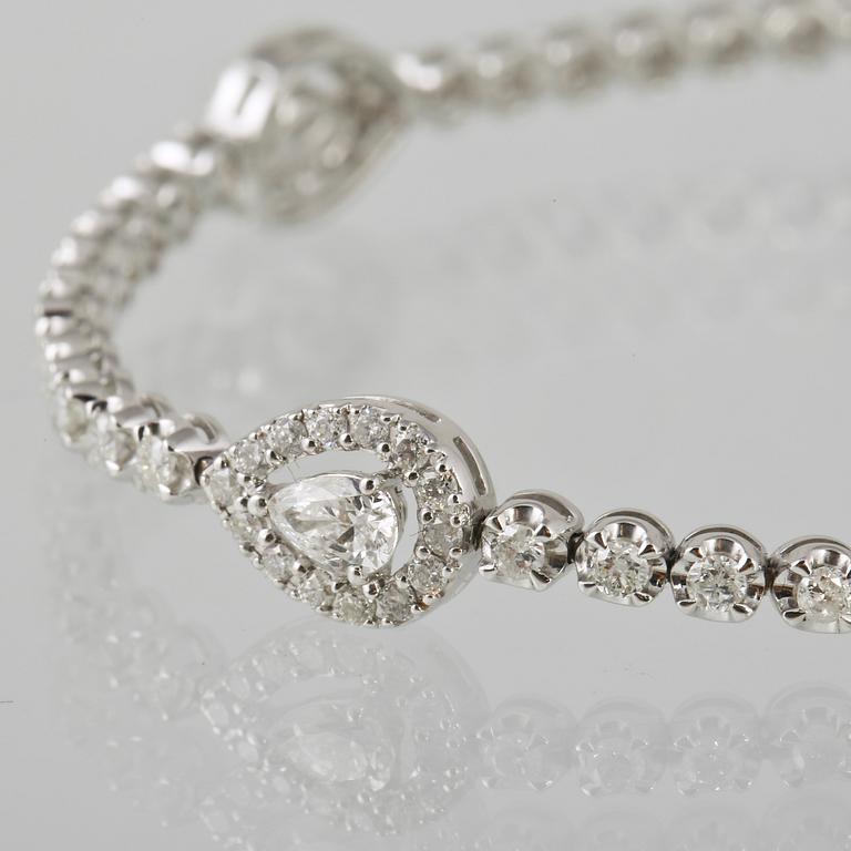 ARMBAND, 18K vitguld med briljant och droppslipade diamanter ca 2.29 ct. Vikt 8,1 gram.