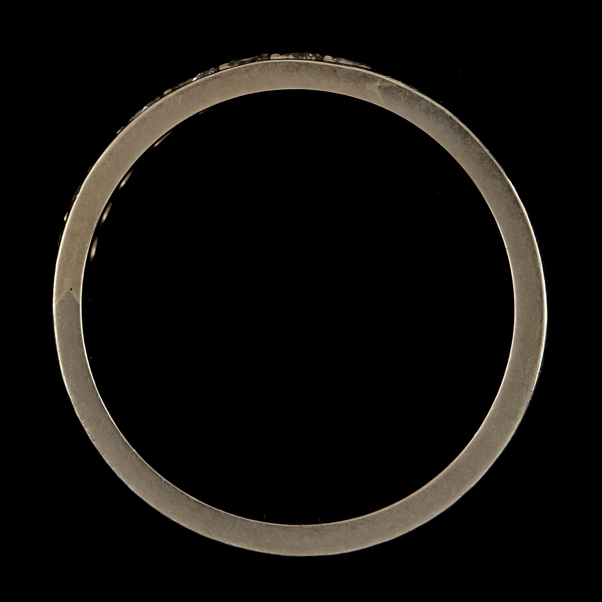 RING, 18k vitguld med 8 briljantslipade diamanter, ÖRN, Göteborg, 1969. Vikt 3 g.