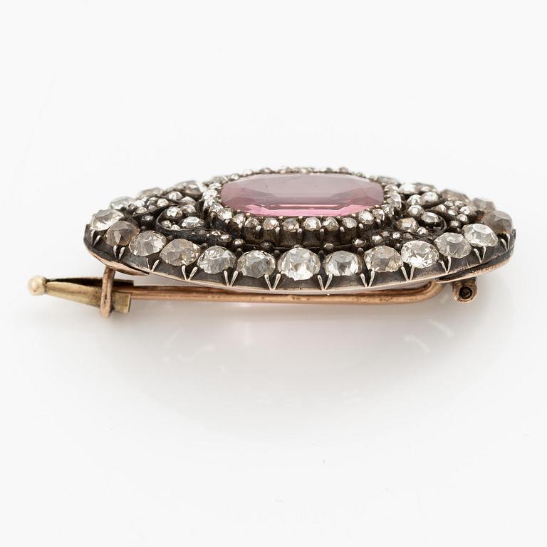 Brosch 14K guld och silver med en fasettslipad spinell samt gammal- och rosenslipade diamanter.