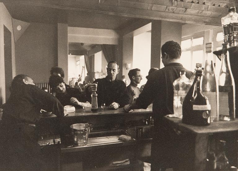ROBERT DOISNEAU, gelatin silver print, signed a tergo.