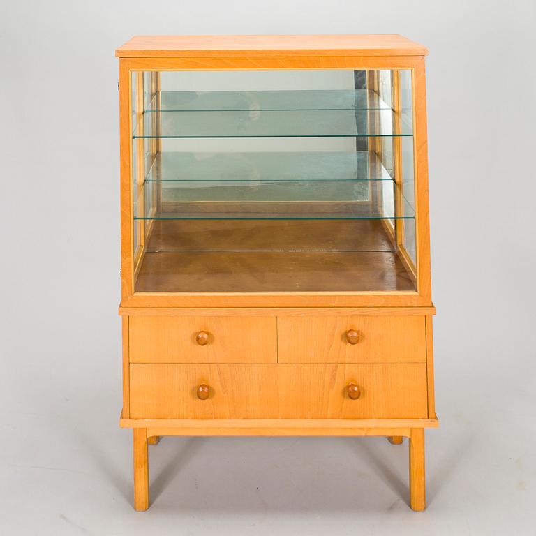 Vitrinskåp, Lahden Puutyö, 1900-talets mitt.