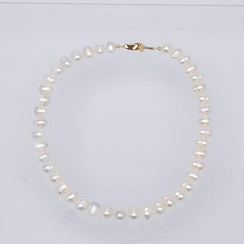 Necklace, cultured freshwater pearls and clasp 14K gold.