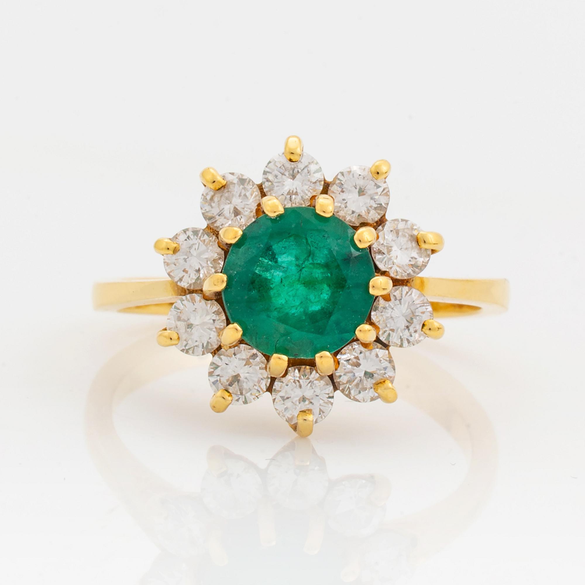 Ring carmoséring med smaragd och krans av briljanter.