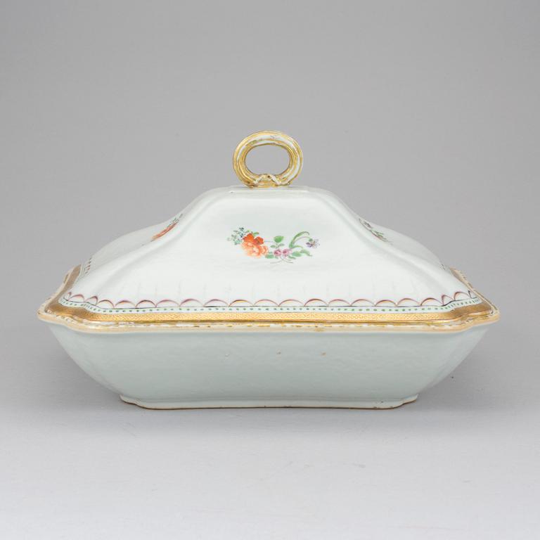 An export porcelain famille rose dinner service, Qing dynasty, Qianlong (1736-1795). (24 pieces).