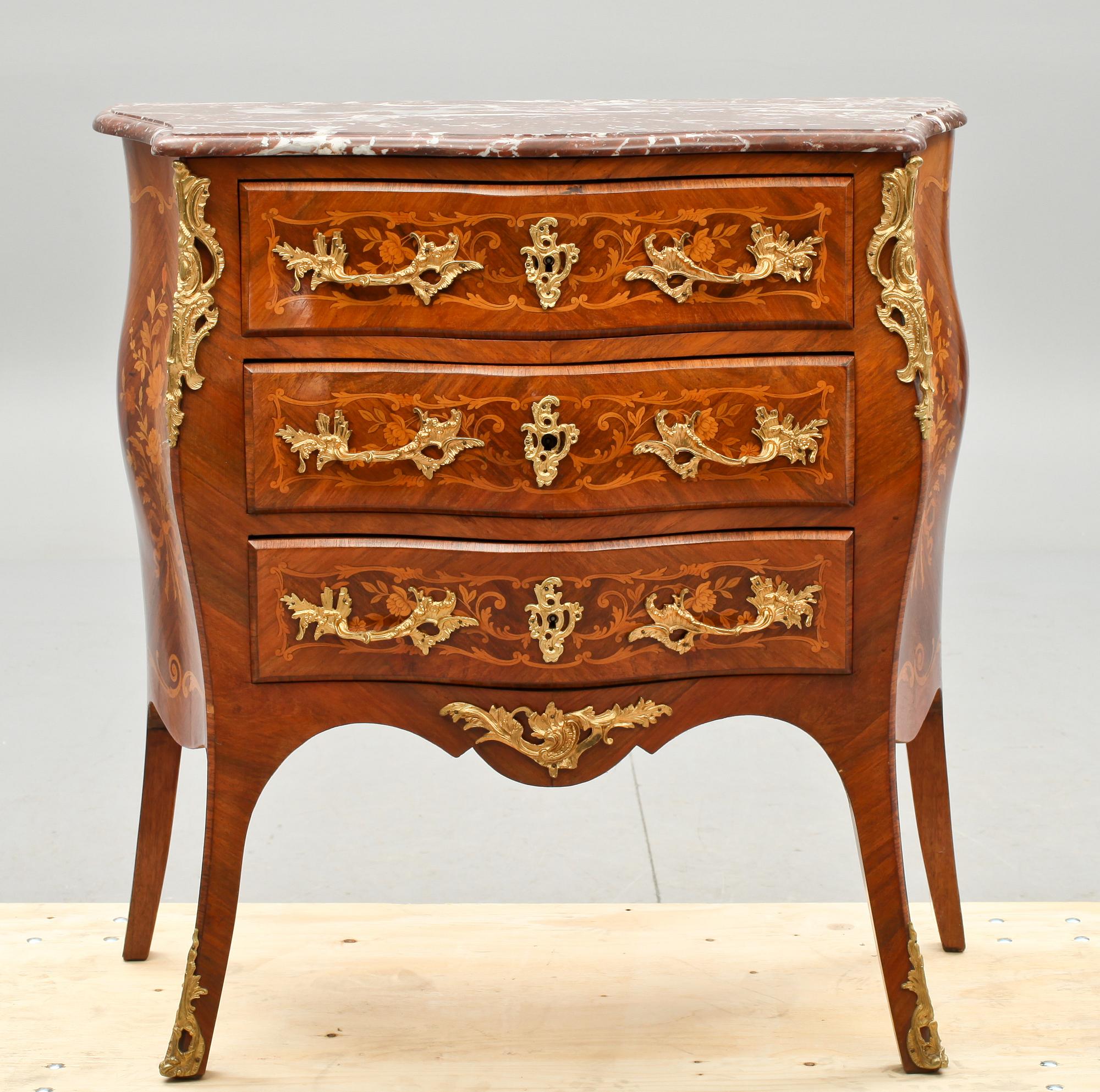 BYRÅ, rokokostil. 1900-tal.