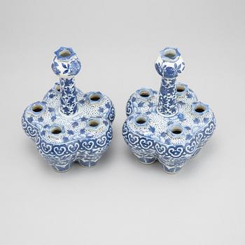 A pair of blue and white tulipvases, Qing dynasty, 19th Century.