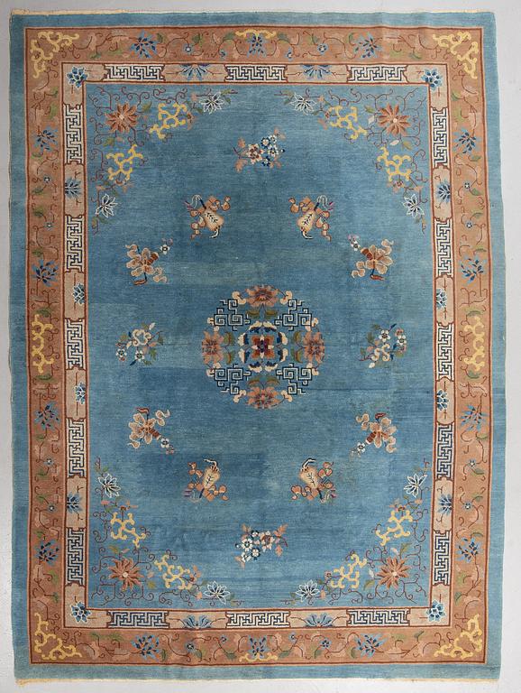 A carpet, a semi-antique China, ca 329,5-332 x 241,5 cm (as well as 1-1,5 cm flat weave at the ends).