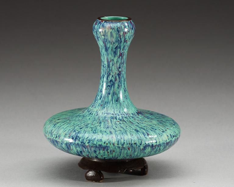 A rare porcelain vase on stand, Qing dynasty.