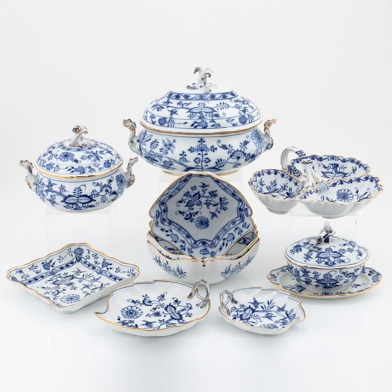 A 134 piece porcelain dinner service, "Zwiebelmuster", Meissen.