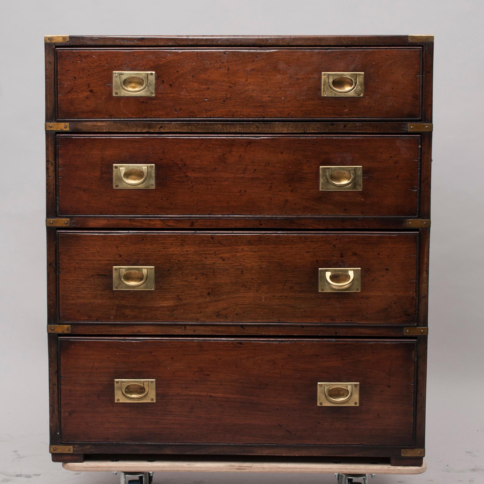 BYRÅ, Campaign chest, England 1900-talets mitt.