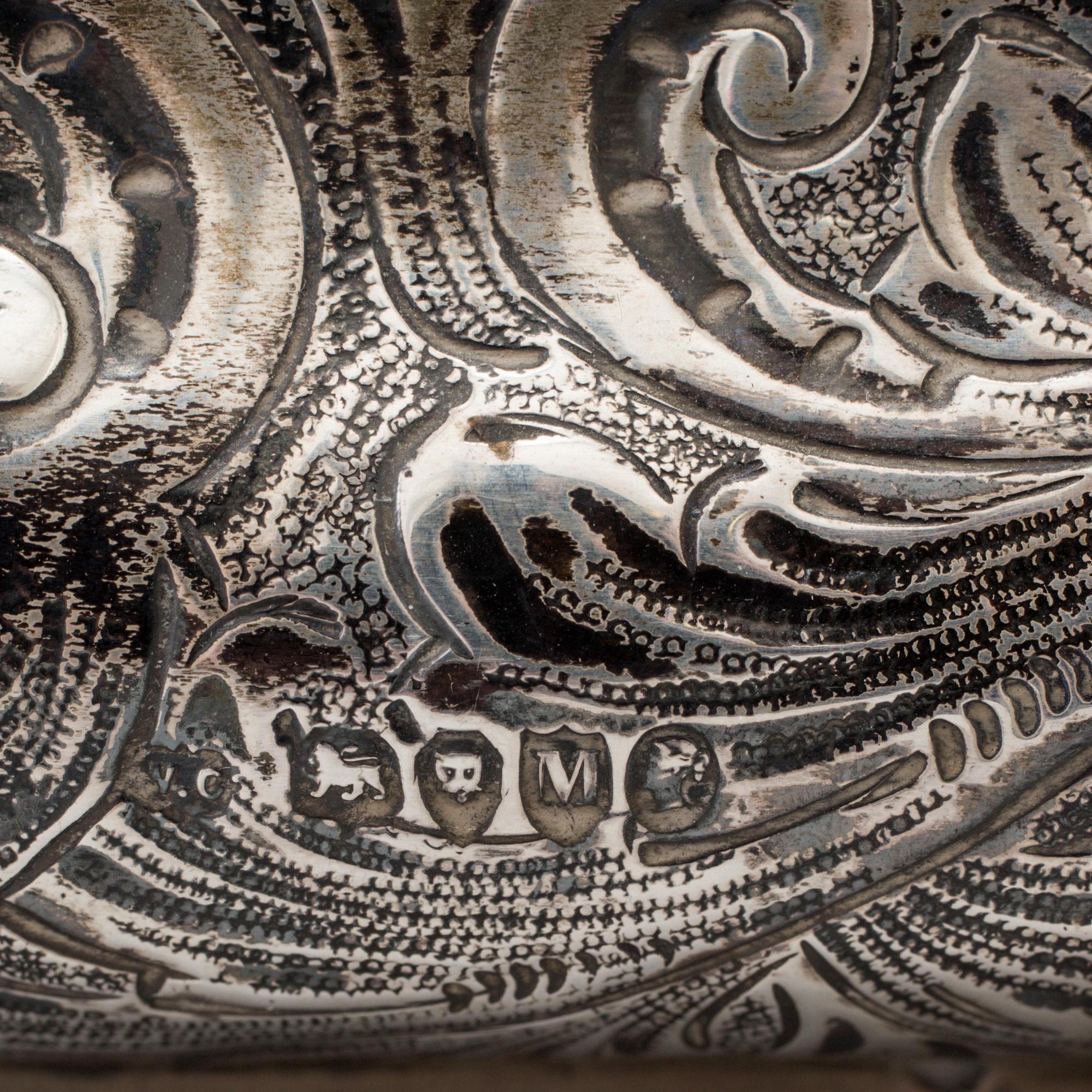 AN ENGLISH VICTORIAN SILVER BOX, London 1887. Weight with loose bottom ca 630 g.