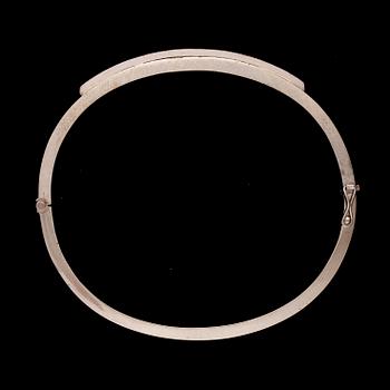 ARMRING, 18K vitguld, diamanter. Torbjörn Tillander. Vikt ca 20 g.